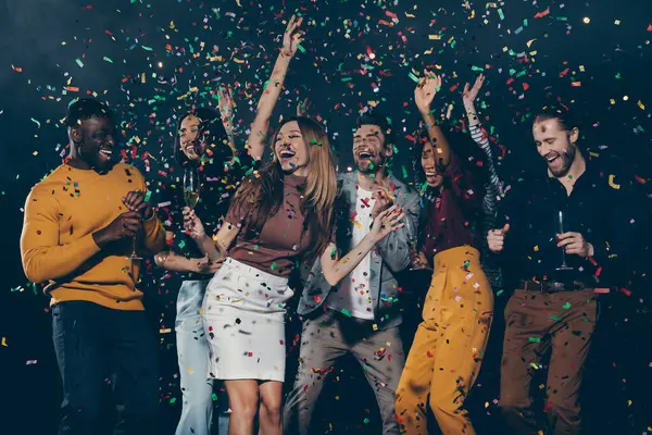 Group Young Happy People Enjoying Champagne Throwing Confetti While Dancing — Stock Photo, Image