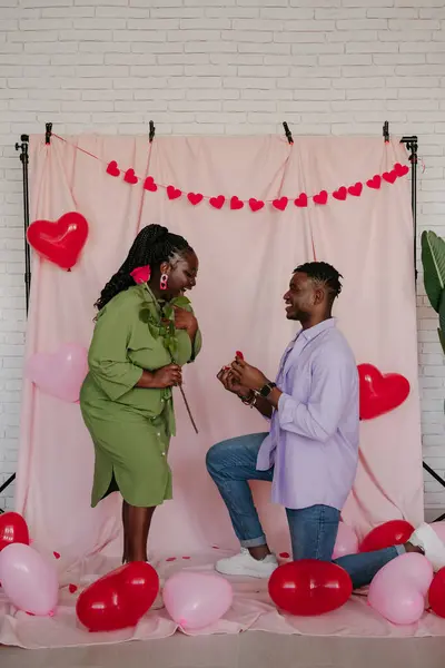 Knappe Afrikaanse Man Geven Verlovingsring Aan Zijn Vriendin Terwijl Het — Stockfoto