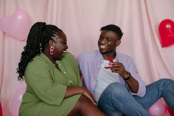 Glad Ung Afrikansk Mann Som Gir Forlovelsesring Til Kjæresten Sin – stockfoto
