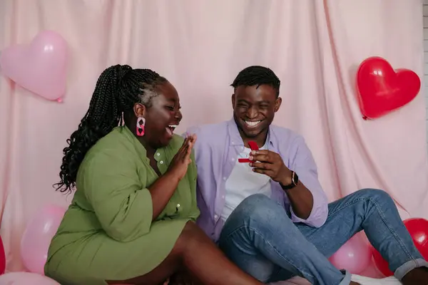 Glad Afrikansk Mann Som Holder Forlovelsesring Mens Han Foreslår Kjæresten – stockfoto