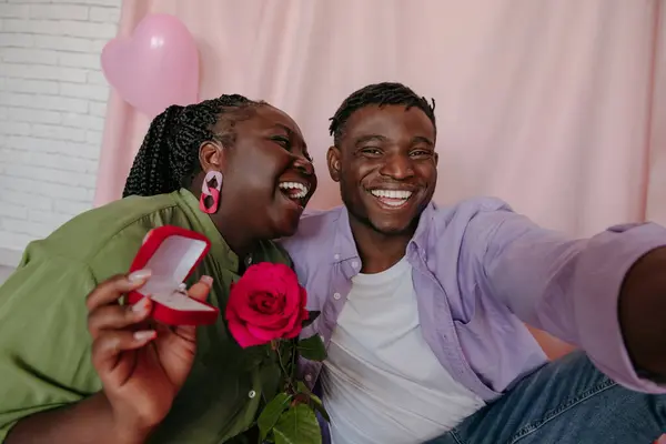 Vreugdevolle Jonge Afrikaanse Vrouw Holding Verlovingsring Terwijl Omarmen Met Haar — Stockfoto