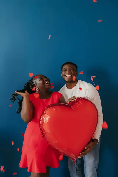 Ευτυχισμένο Νεαρό Ζευγάρι Αφρικανών Που Κρατάει Μπαλόνι Σχήμα Κόκκινης Καρδιάς — Φωτογραφία Αρχείου
