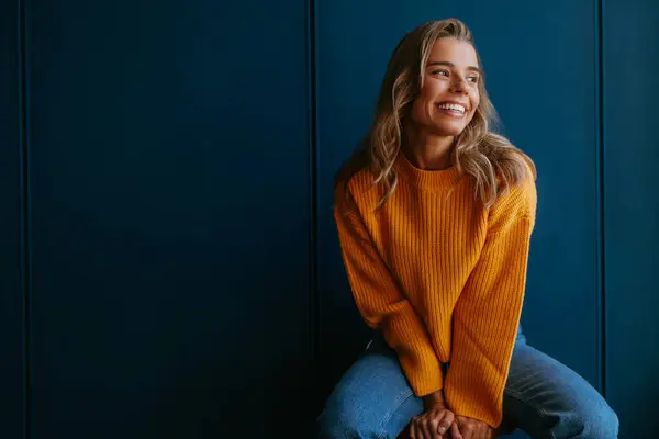 Mujer Pelo Rubio Joven Feliz Suéter Amarillo Mirando Hacia Otro — Foto de Stock