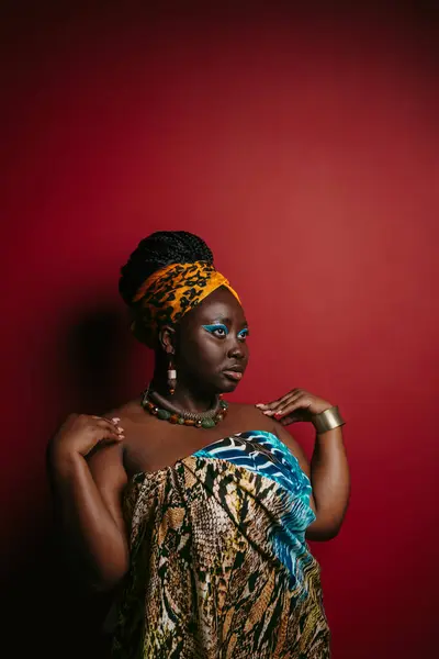 Superbe Femme Africaine Taille Avec Beau Maquillage Portant Des Vêtements — Photo