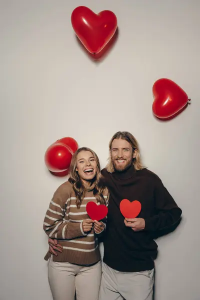 Usmívající Milující Pár Drží Srdce Tvar Valentines Karty Béžové Pozadí — Stock fotografie