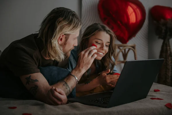 Feliz Casal Amoroso Compras Line Enquanto Deitado Cama Usando Laptop — Fotografia de Stock