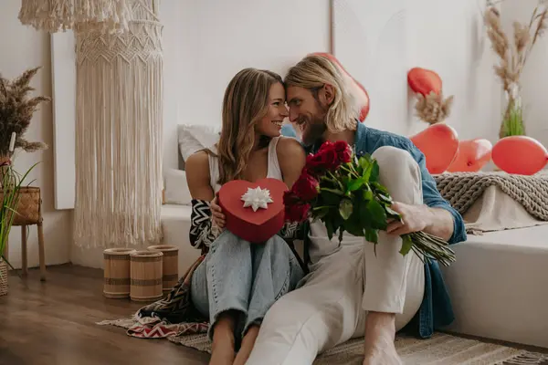 Amante Casal Abraçando Segurando Rosas Caixa Presente Enquanto Inclina Cama — Fotografia de Stock