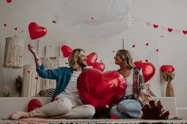 Ευτυχισμένο Ζευγάρι Αγάπης Κρατώντας Μεγάλο Μπαλόνι Σχήμα Κόκκινης Καρδιάς Και — Φωτογραφία Αρχείου