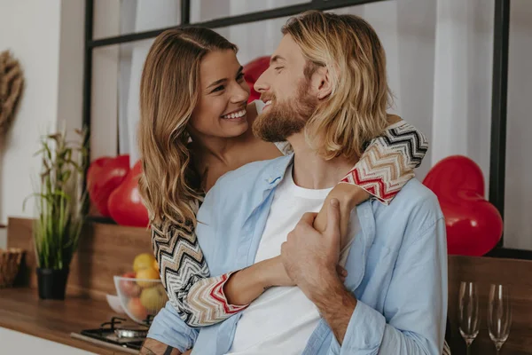 Mladý Milující Pár Objímající Usmívající Při Oslavě Valentýna Vyzdobeném Domově — Stock fotografie