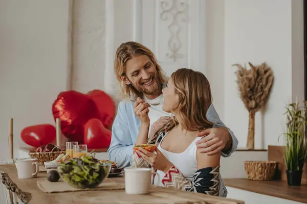 Unga Kärleksfulla Par Njuter Hälsosam Frukost Hemma Tillsammans Med Röda — Stockfoto
