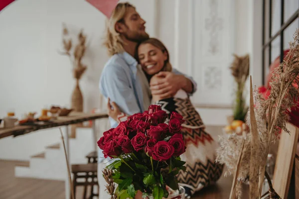 Unga Romantiska Par Omfamnar Samtidigt Fira Kärlek Jubileum Inredda Hem — Stockfoto