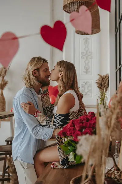 Unga Kärleksfulla Par Omfamnar Och Kysser Samtidigt Fira Kärleksdagen Det — Stockfoto