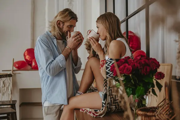 Genç Romantik Çift Evde Birlikte Vakit Geçirirken Fincanlardan Kahve Içiyor — Stok fotoğraf