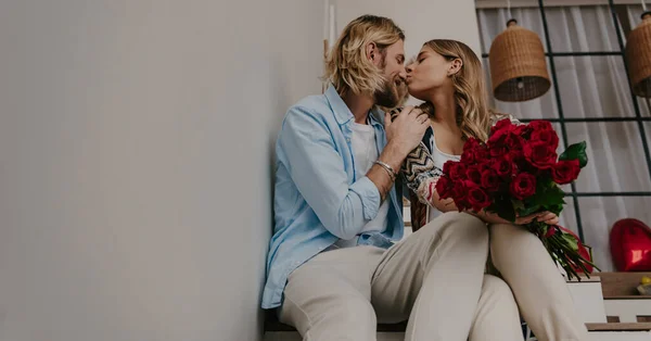 Unga Kärleksfulla Par Omfamnar Och Kysser Hemma Medan Kvinna Håller — Stockfoto