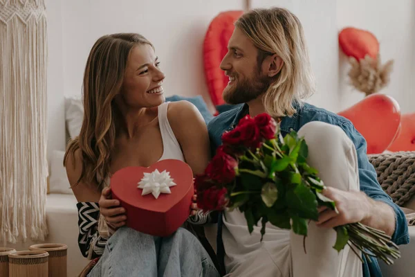 Loving Couple Embracing Holding Roses Gift Box While Spending Valentines — Stock Photo, Image