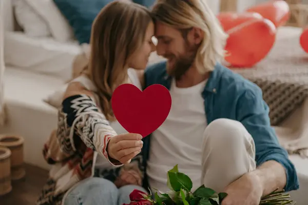 Smiling Loving Couple Embracing Holding Heart Shape Valentines Card While — Stock Photo, Image