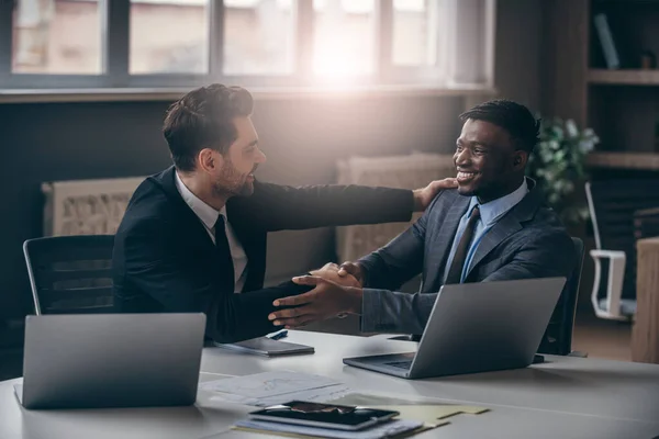 Two Smiling Businessmen Formalwear Shaking Hands While Sitting Desk Modern — Stock Photo, Image