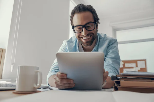 Schöner Junger Mann Arbeitet Digitalen Tablet Und Lächelt Während Seinem — Stockfoto