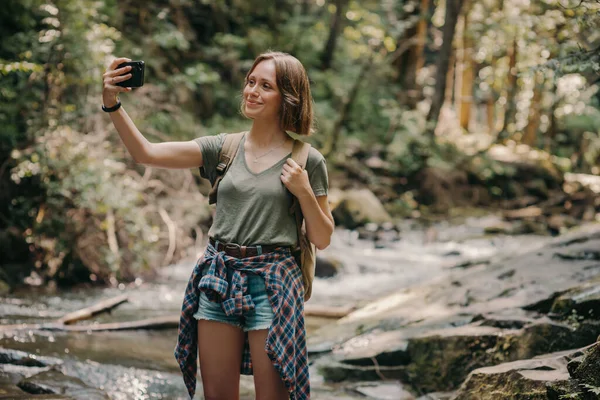Usmívající Mladá Žena Cestovatel Batohem Dělat Selfie Zatímco Stojí Horské — Stock fotografie