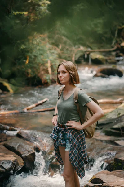 Sebevědomá Mladá Žena Cestovatel Batohem Stojící Horské Řeky Těší Názory — Stock fotografie
