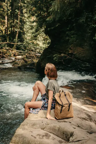 Mladá Žena Cestovatel Batohem Odpočívá Při Sezení Horské Řeky — Stock fotografie