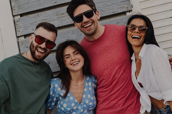 Gruppe Fröhlicher Freunde Verbindet Und Lächelt Während Sie Freien Strandhaus — Stockfoto