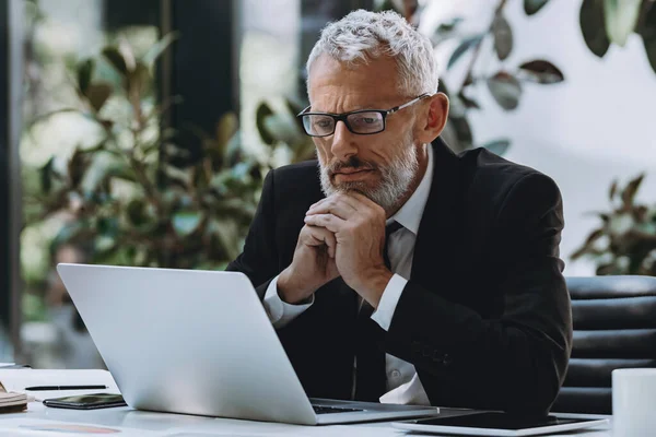 Konzentrierter Älterer Mann Formalbekleidung Blickt Modernen Büro Auf Den Laptop Stockbild