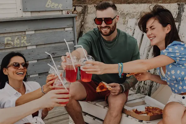 Šťastní Mladí Přátelé Připíjet Koktejly Zároveň Vychutnat Pizzu Venku Spolu Royalty Free Stock Obrázky