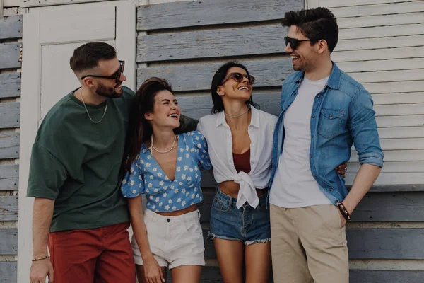 Grupo Amigos Alegres Conversando Sorrindo Enquanto Passam Dia Verão Livre Imagens Royalty-Free