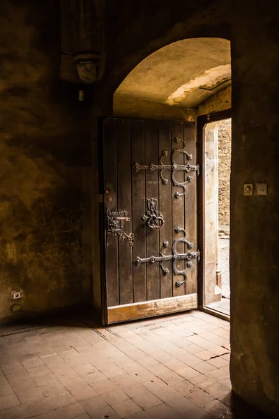 Otevřené Středověké Hradní Dveře Světlem Přicházejícím Venku Tmavé Místnosti — Stock fotografie