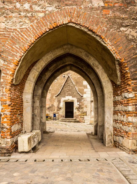 Двор Проход Камня Кирпича Внутри Средневекового Замка — стоковое фото