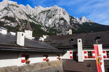 Hallstatt, Avusturya - 24 Şubat 2015: Arka planda Hohenwerfen Kalesi ve Berchtesgaden Alpleri 'nin iç manzarası.