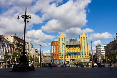 Antwerp, Belçika - 25 Şubat 2015: Radisson Blu Astrid Hotel Antwerp Merkez İstasyon Meydanı 'ndan görüldü.