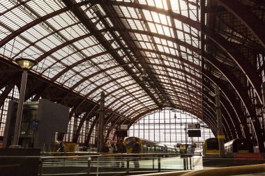 Antwerp, Belçika - 25 Şubat 2015: Antwerpen-Centraal (Antwerp Central) Belçika 'nın en büyük tren istasyonudur..