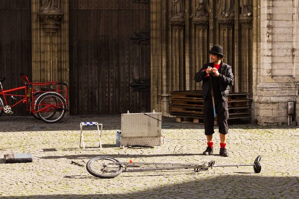 Antwerp Belgium February 2015 Street Comedian Performing Entrance Cathedral Our — Stock Photo, Image