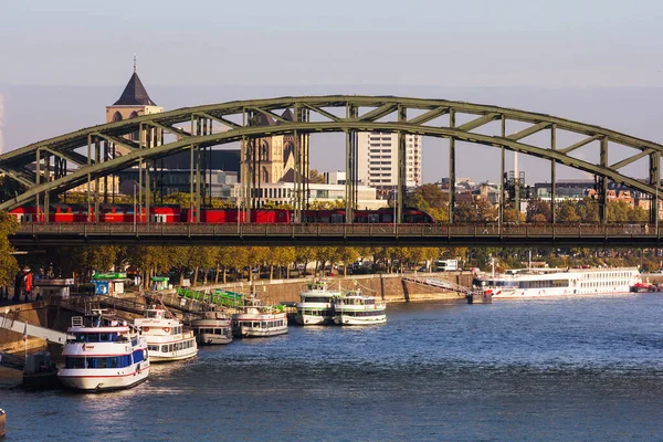 德国科隆 2015年2月25日 莱茵河上的霍亨佐伦大桥 Hohenzollern Bridge 船上的载重点 — 图库照片