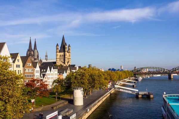 Köln, Almanya - 25 Şubat 2015: Şehrin en güzel manzarası: Köln Katedrali, tarihi binalar ve Ren Nehri.