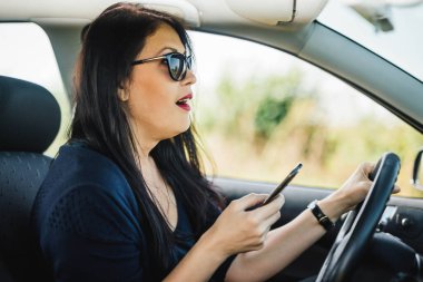 Bu kadın bir şey ya da biri tarafından şaşırtılmış gibi görünüyor..