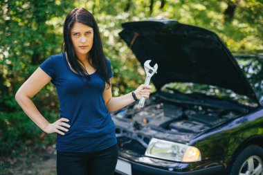 Bu araba bozuldu ve şoför tamir etmeye çalışıyor..