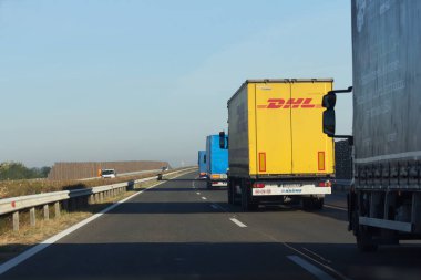Budapeşte, Macaristan - 23 Şubat 2015: DHL kamyonu ve otoyolda giden diğer nakliye kamyonları.
