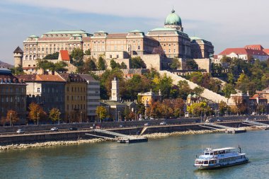 Budapeşte, Macaristan - 22 Şubat 2015: Buda Şatosu manzarası ve güneşli bir günde Tuna Nehri üzerinde feribot.