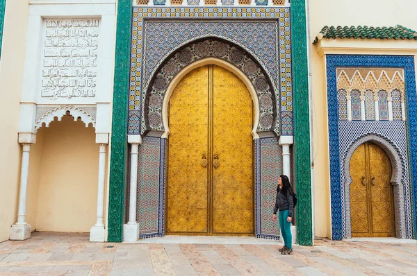 Марракеш Марокко Февраля 2015 Женщина Смотрит Красивый Украшенный Вход Королевский — стоковое фото