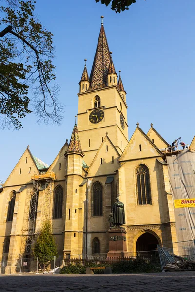 匈牙利布达佩斯 2015年2月22日 布达佩斯一座美丽的古老教堂的前景 — 图库照片