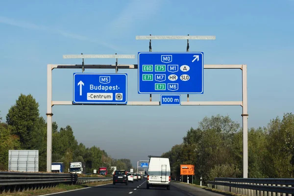 Budapeszt Węgry Lutego 2015 Budapeszt Znak Wejścia Autostradzie Pojazdy Obu — Zdjęcie stockowe