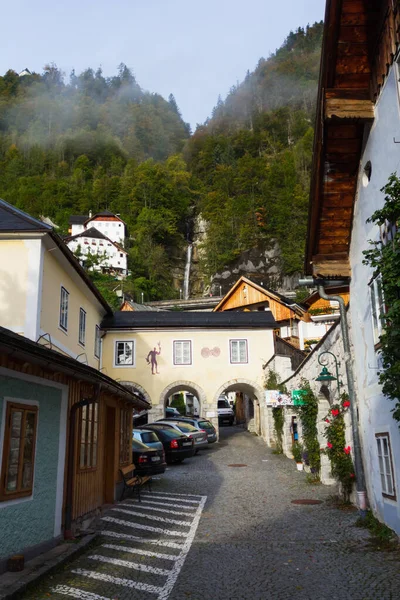 ハルシュタット オーストリア 2015年2月24日 ハルシュタット村のタイト路地と駐車場 背景にある滝 — ストック写真