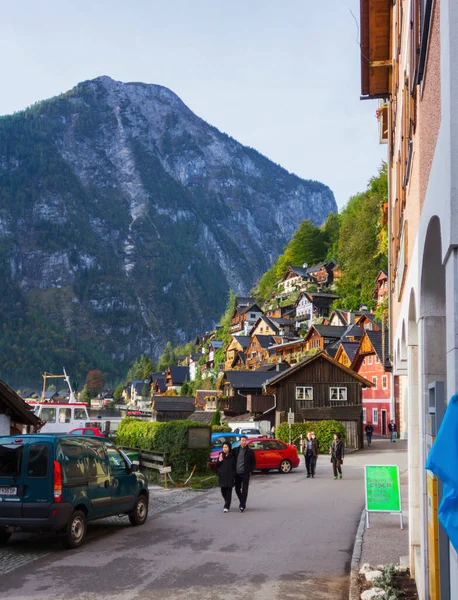 Hallstatt Austria February 2015 Туристи Йдуть Насолоджуються Видом Традиційного Села — стокове фото