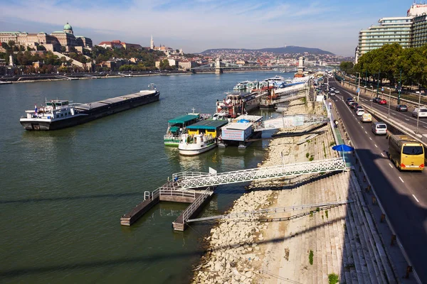 Budapest Ungarn Februar 2015 Petofi Feribot Terminal Stationierte Boote Und Stockbild