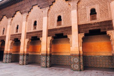 Geleneksel duvarların köşesi ve mermer döşeme dizaynı Fas 'taki Ali ben Youssef Medersa sarayı..