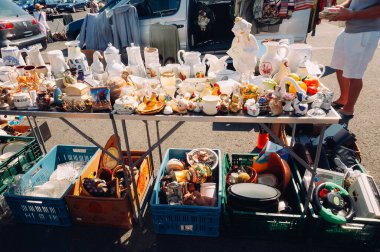 FRANKFURT, GERMANY -AUGUST 23, 2015 : Pose of many ceramics decorations exposed for sale on tables in haggle in Frankfurt .