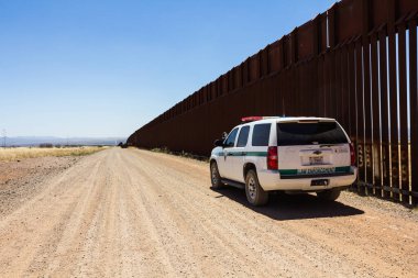 Los Angeles, CA, ABD - 28 Haziran 2016: ABD sınır çitlerinin polis arabasıyla kapatılması yakınlarda durdu 